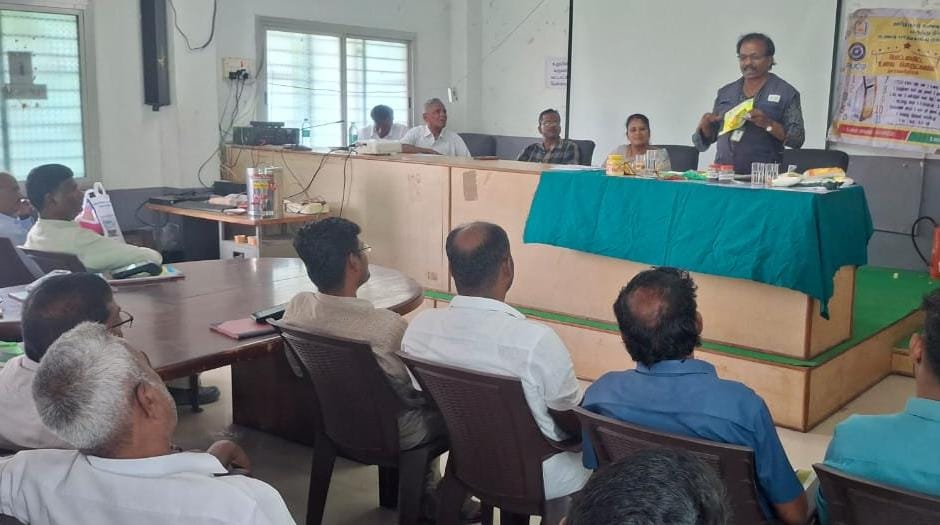 உரம், பூச்சிக்கொல்லி மருந்துகளை கூடுதல் விலைக்கு விற்றால் கடும் நடவடிக்கை! பென்னாகரத்தில் விற்பனையாளர்களுக்கு எச்சரிக்கை.