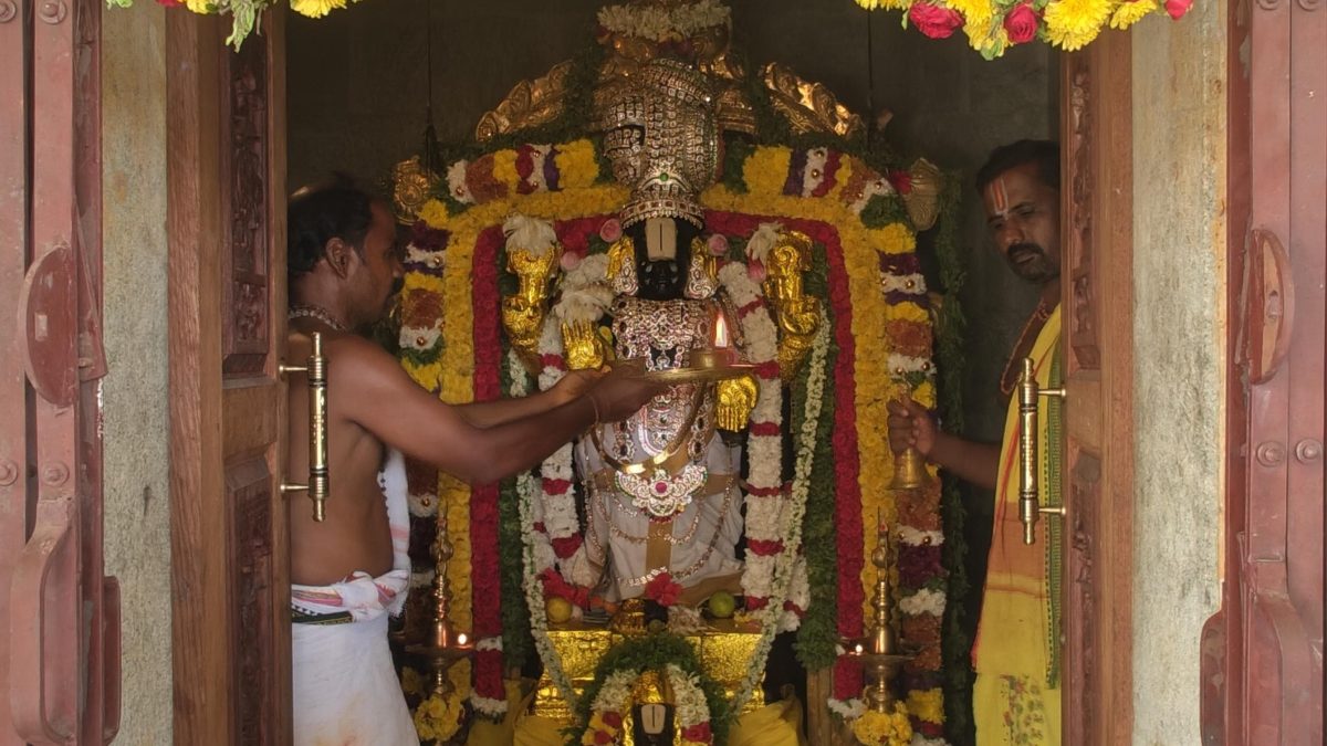 புரட்டாசி 4-வது சனிக்கிழமை வழிபாடு! சித்திரப்பட்டி பெருமாள் கோவிலில் குவிந்த பக்தர்கள்.