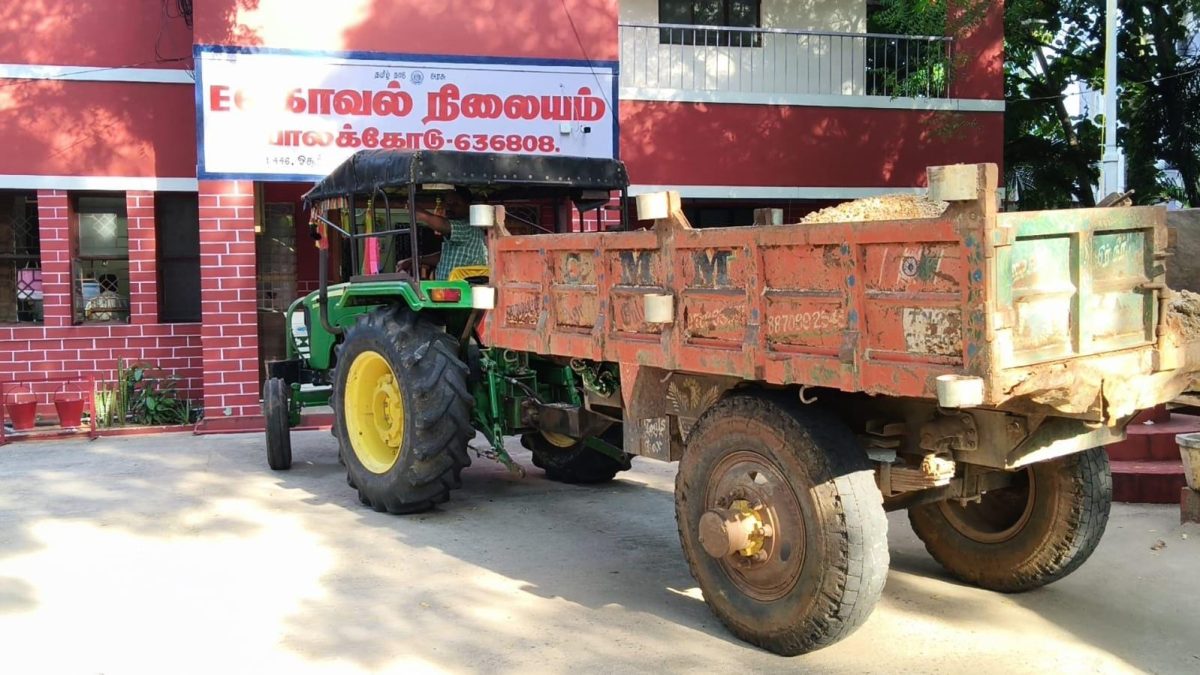 அதிகாரிகளைப் பார்த்ததும் வேகமாகத் தப்பிய டிராக்டர் ஓட்டுநர்! பாலக்கோட்டில் உளிக்கல் கடத்தல் புகார்.
