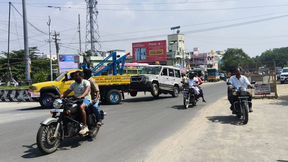 பாலக்கோடு தக்காளி மார்க்கெட் சாலையில் தொடரும் விபத்துகள்! வேகத்தடை அமைக்க மக்கள் கோரிக்கை.