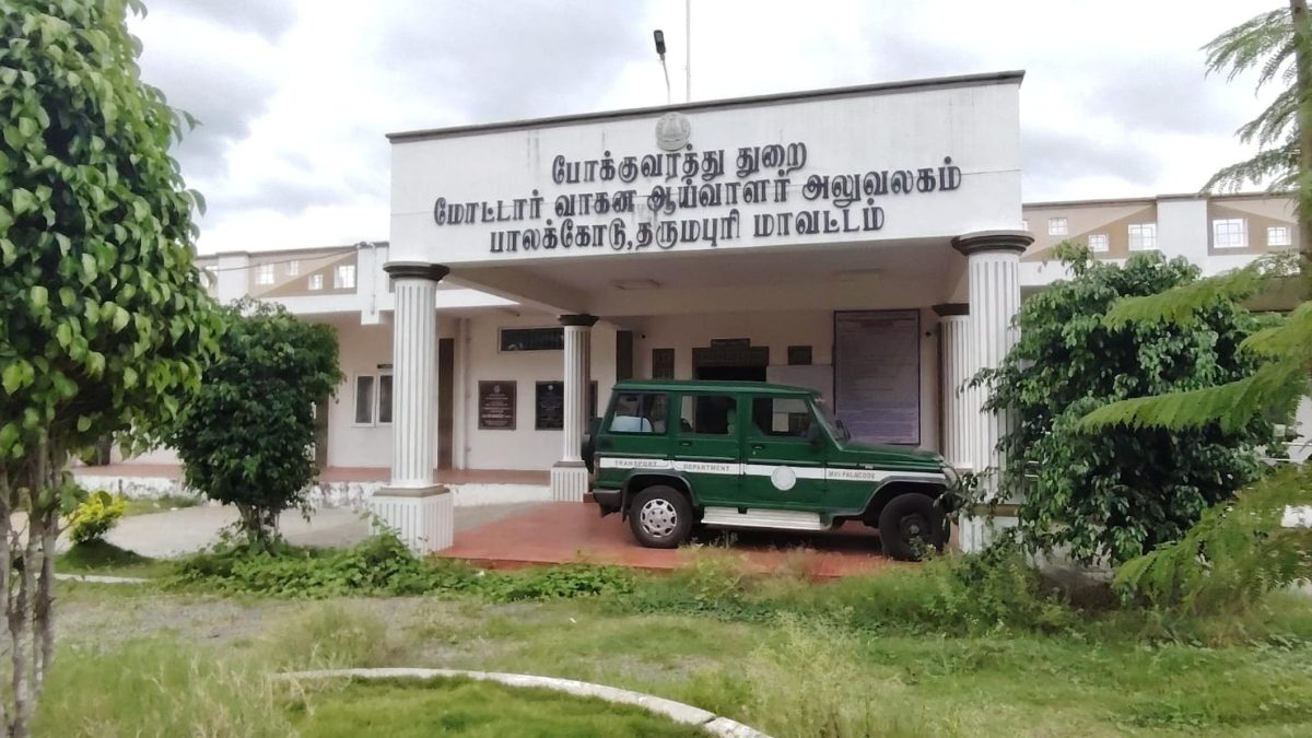 பாலக்கோடு வழியாகச் செல்லாமல் தேசிய நெடுஞ்சாலையில் சென்ற 4 பேருந்துகள் பிடிப்பு! மோட்டார் வாகன ஆய்வாளர் எச்சரிக்கை.