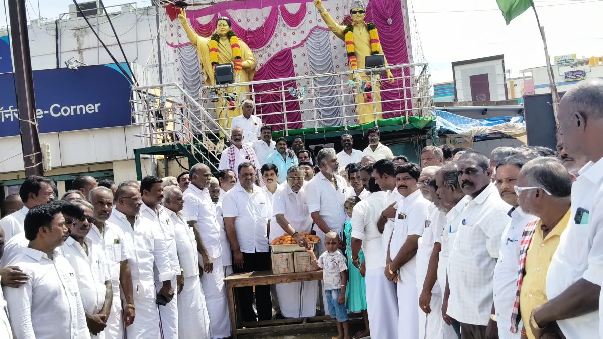 பாலக்கோட்டில் அதிமுக 55-வது ஆண்டு தொடக்க விழா கோலாகலம்! எம்.ஜி.ஆர்., ஜெயலலிதா சிலைகளுக்கு மாலை அணிவித்து மரியாதை.