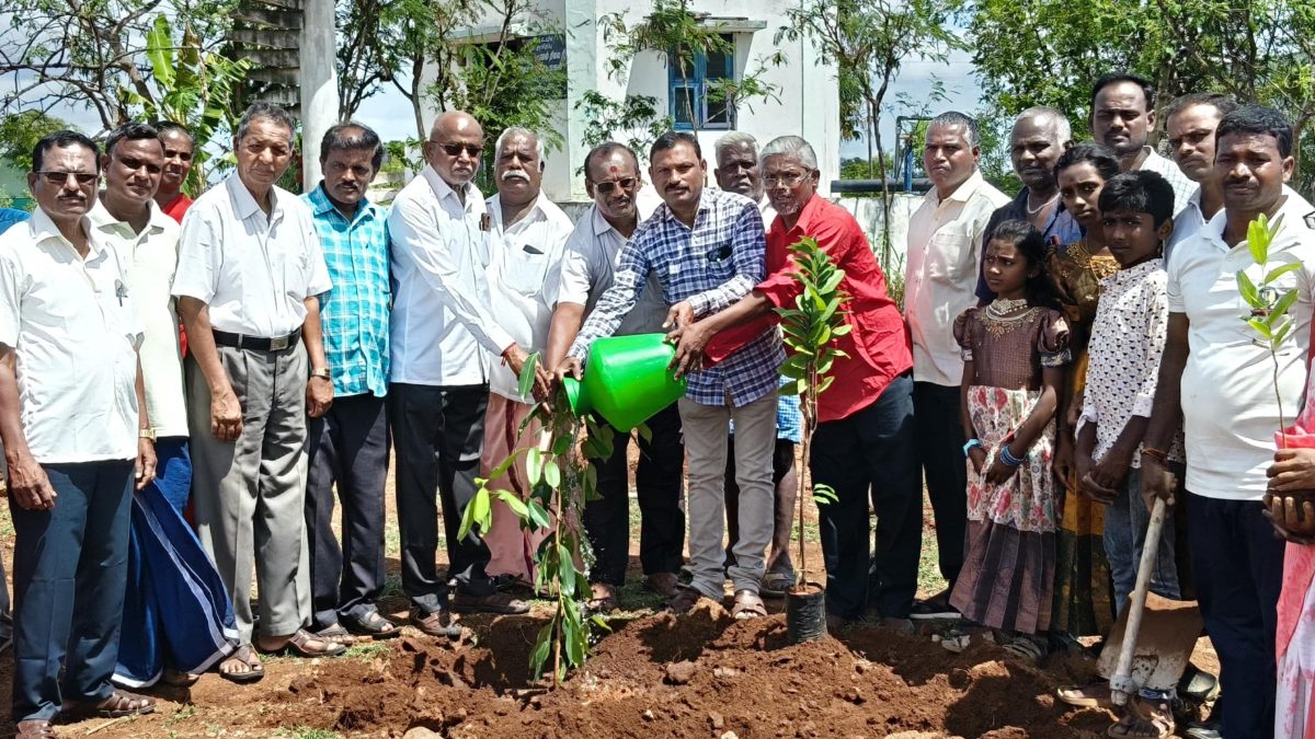 பாலக்கோடு அருகே ஹவுசிங் போர்டு பகுதியில் மரக்கன்றுகள் நடும் விழா!