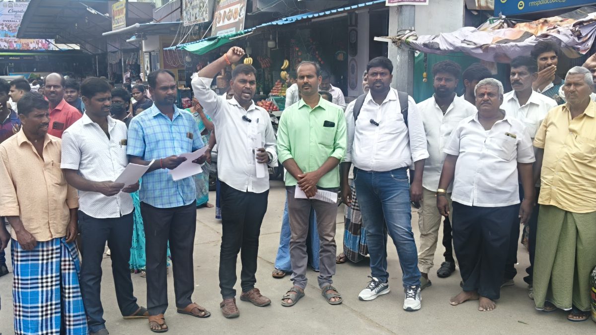 தனியார் பேருந்துகளில் கூடுதல் கட்டணம் வசூலிப்பதாகப் புகார்: பாலக்கோட்டில் சட்டத் தூண்கள் அறக்கட்டளையினர் ஆர்ப்பாட்டம்!