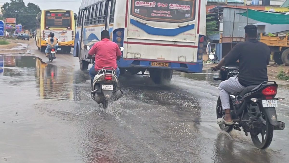 பாலக்கோடு நெடுஞ்சாலையில் கழிவுநீருடன் தேங்கும் மழைநீர்! நோய் பரவும் அபாயம் எனப் பொதுமக்கள் அச்சம்.