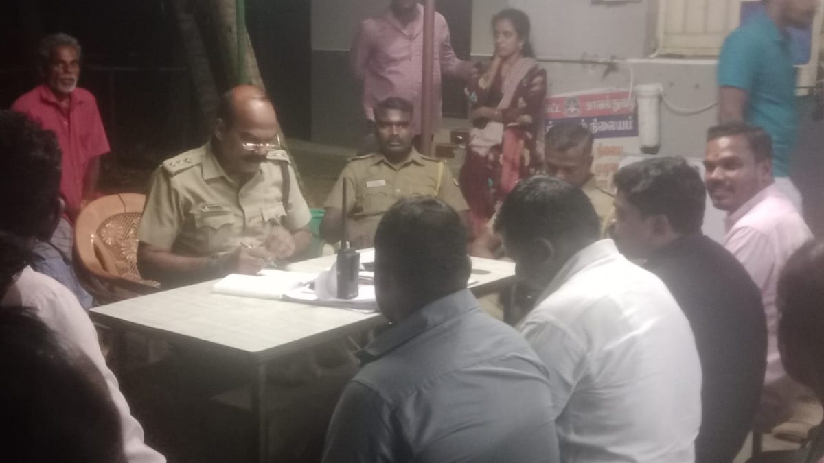 ஸ்ரீமுஷ்ணம் அருகே பட்டாக்கத்தியுடன் மோதல்? இரு தரப்பினரிடையே வாக்குவாதம்; போலீசார் விசாரணை!