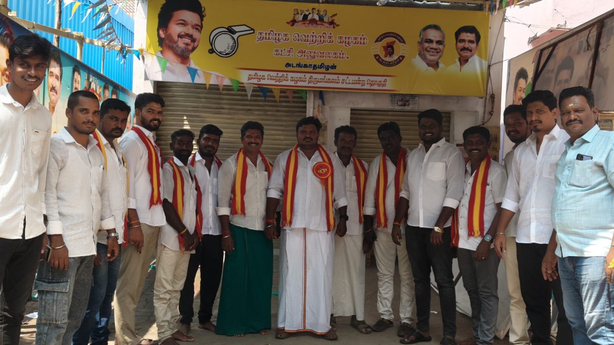 மருதுபாண்டியர் குருபூஜையை முன்னிட்டு பொதுமக்களுக்கு மோர் வழங்கிய தவெகவினர்!
