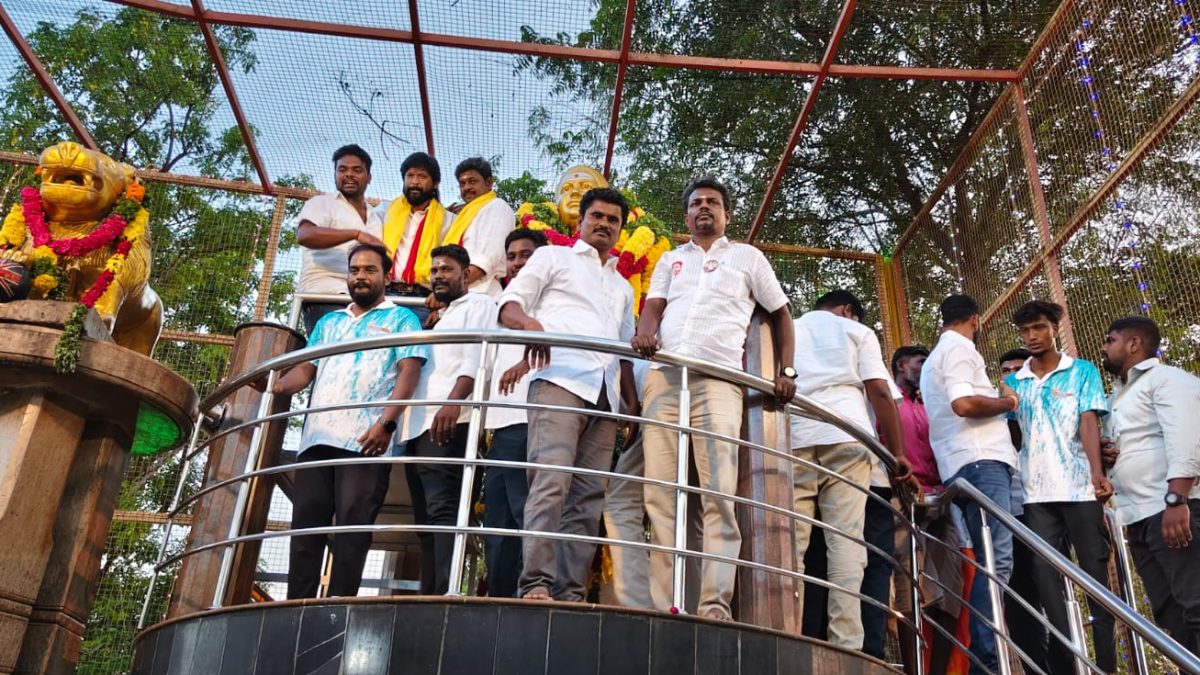 திருமங்கலம் தொகுதியில் தேவர் சிலைகளுக்கு தமிழக வெற்றிக் கழகத்தினர் மரியாதை! அன்னதானம் வழங்கி சிறப்பிப்பு!
