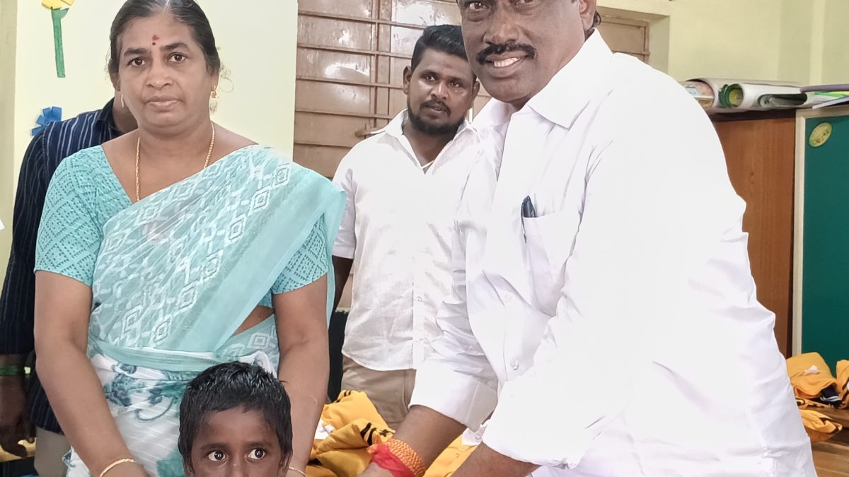 மருதுபாண்டியர் குருபூஜை: சிலைக்கு மாலை அணிவித்து மரியாதை! அரசுப் பள்ளி மாணவர்களுக்கு இலவச சீருடை, இனிப்பு வழங்கிய தவெகவினர்!