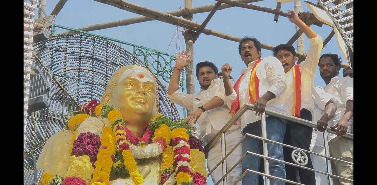 கோரிப்பாளையத்தில் முத்துராமலிங்கத் தேவர் சிலைக்கு மாலை அணிவித்து மரியாதை! எஸ்.ஓ.பி. விஜய் மகாலிங்கம் பங்கேற்பு!