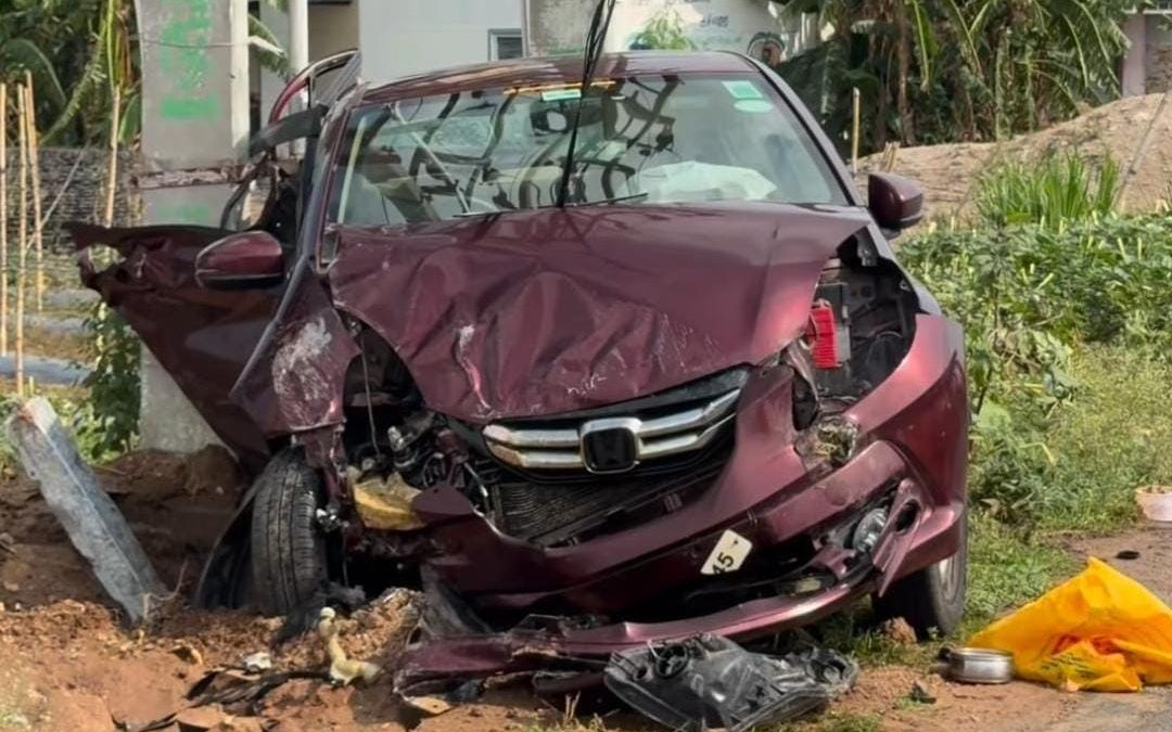 பாலக்கோடு அருகே மேம்பாலத்தில் இருந்து கீழே விழுந்த சொகுசு கார் – முதியவர் பலி; மகன் படுகாயம்.