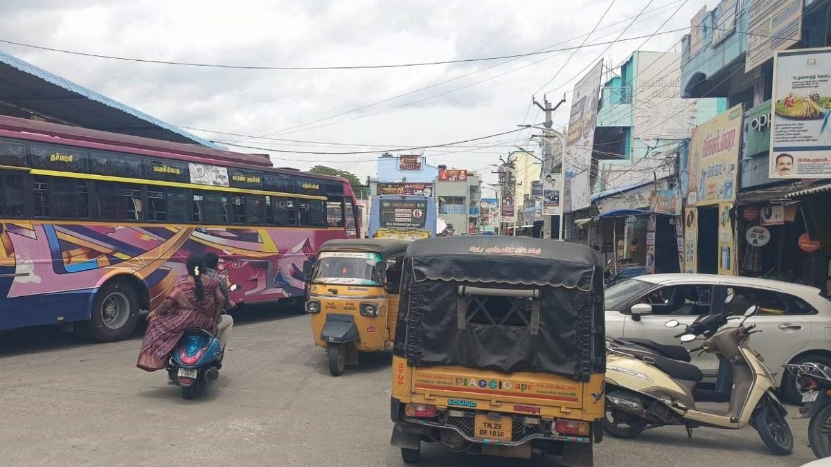 பாலக்கோடு பேருந்து நிலையத்தில் தாறுமாறாக நிறுத்தப்படும் வாகனங்கள் – பொதுமக்கள், மாணவர்கள் அவதி.