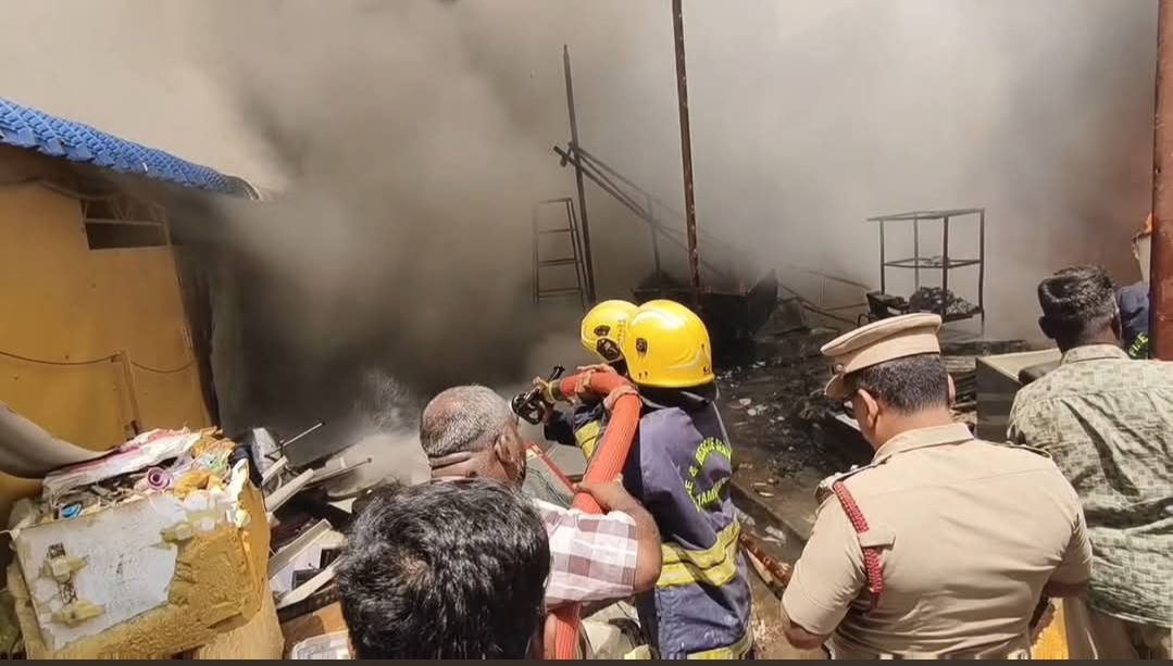 ஆம்பூரில் பழைய பொருட்கள் குடோனில் திடீர் தீ – ஒரு மணி நேரம் போராடி தீயை அணைத்த தீயணைப்பு வீரர்கள்.