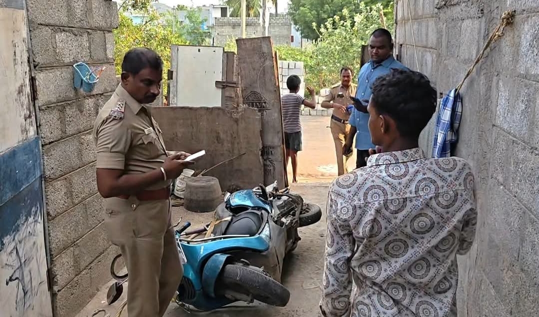ஆம்பூரில் இரு வீடுகளில் புகுந்து தாக்குதல், கொள்ளை! ரூ.3.75 லட்சம், 5 சவரன் நகைகள் மாயம் எனப் புகார்.