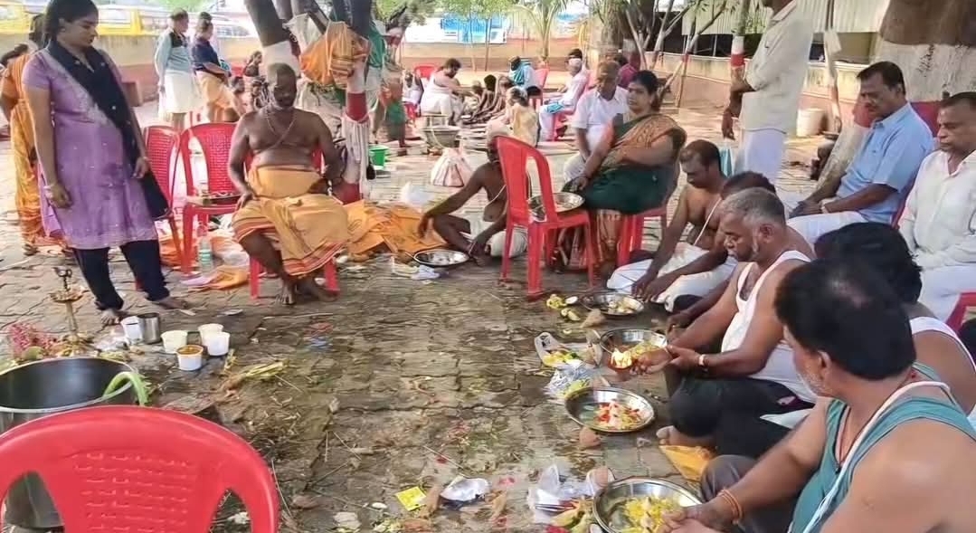 மகாளய அமாவாசை: ஆம்பூர் கோவில்களில் முன்னோர்களுக்கு சிறப்பு பித்ரு பூஜை!
