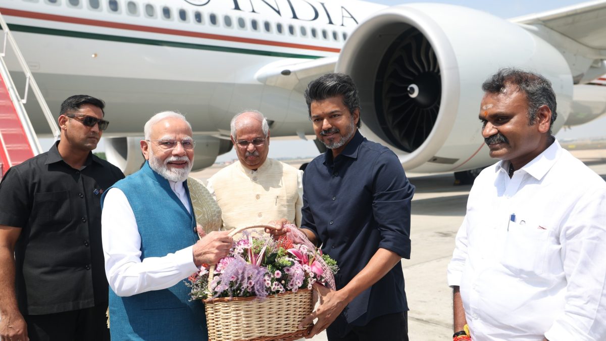 சென்னை வந்த பிரதமர் மோடி… விமான நிலையத்தில் பொன்னாடை அணிவித்து வரவேற்ற முதல்வர் விஜய்!