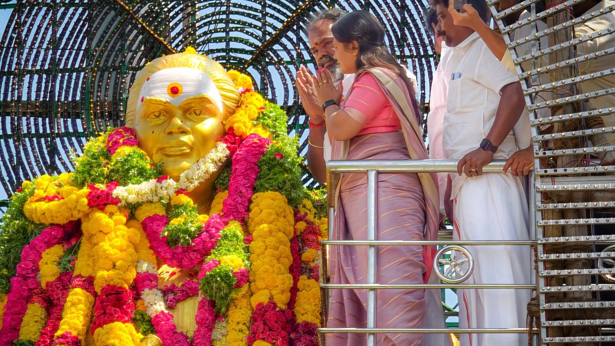 கோரிப்பாளையத்தில் தேவர் சிலைக்கு அமைச்சர் ஜெகதீஸ்வரி, எம்.எல்.ஏ. கல்லாணை மரியாதை!