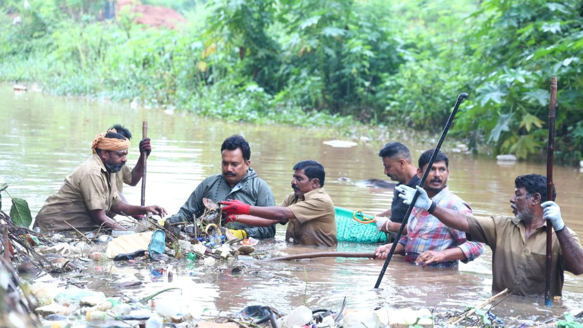 கம்பம்–சுருளிப்பட்டி சாலையில் வாய்க்கால் தூய்மைப் பணி: எம்.எல்.ஏ. ஜெகநாத்மிஸ்ரா நேரில் பங்கேற்பு!
