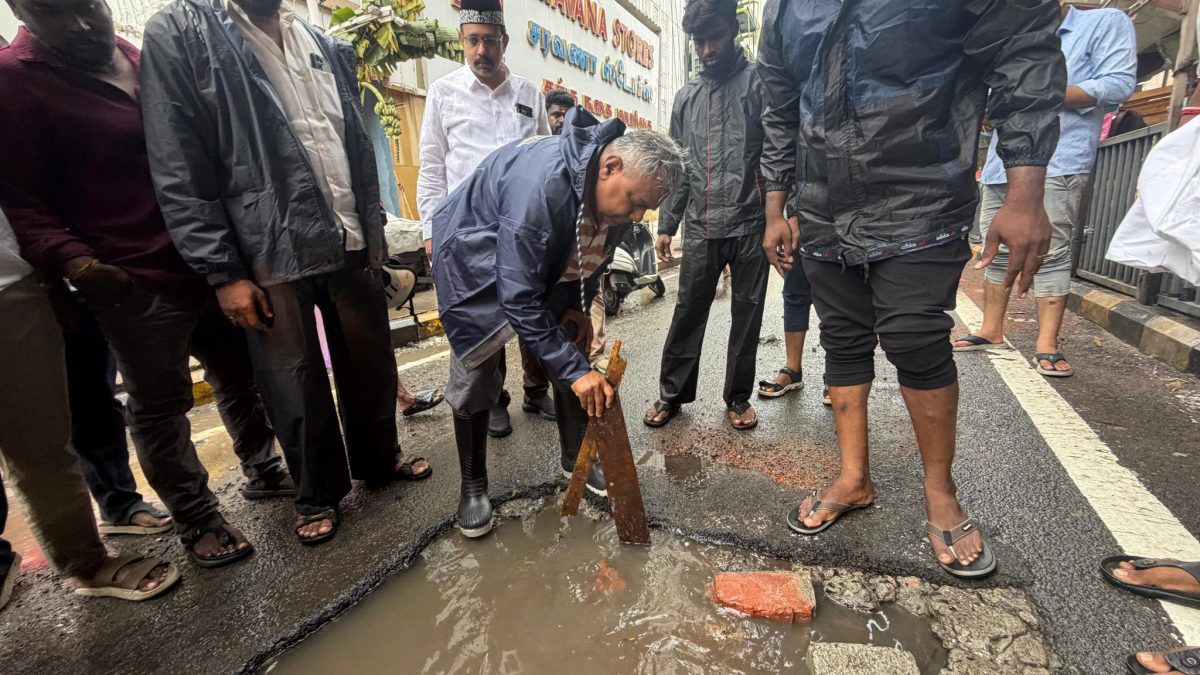 கனமழையால் பாதிக்கப்பட்ட தியாகராய நகர் பகுதிகளில் அமைச்சர் என். ஆனந்த் நேரில் ஆய்வு!