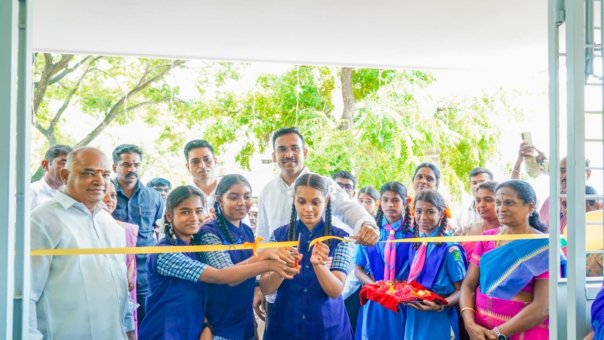 அவினாசியில் அரசு திட்டப் பணிகள் திறப்பு! கூடுதல் வகுப்பறைக் கட்டிடம், பொதுக்கழிப்பிடம், அங்கன்வாடி மையம் தொடக்கம்!
