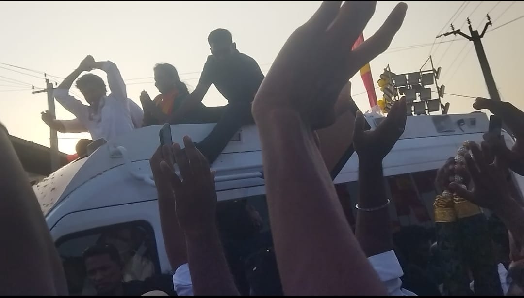 மாமண்டூரில் தொடங்கிய விஜயின் ரோடு ஷோ: 40-க்கும் மேற்பட்ட கிராமங்களில் மரகதம் குமரவேலுக்கு விசில் சின்னத்தில் வாக்கு சேகரிப்பு.