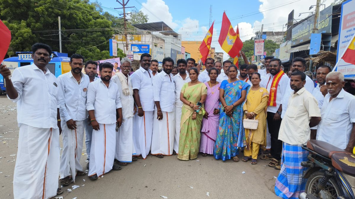 மதுராந்தகம், தாராபுரம் வெற்றி எதிரொலி! இராமநாதபுரம், இராமேஸ்வரத்தில் பட்டாசு வெடித்து தவெகவினர் கொண்டாட்டம்.