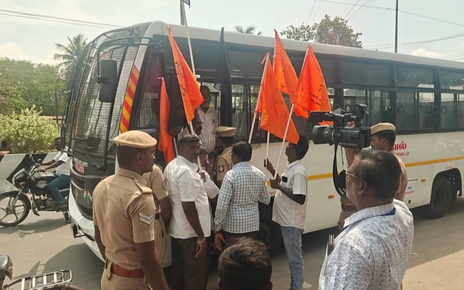 “ராகுல் காந்தியே, தமிழகத்திற்குள் நுழையாதே!” – திருப்பத்தூரில் கருப்புக்கொடி ஆர்ப்பாட்டம்; போராட்டக்காரர்கள் கைது.