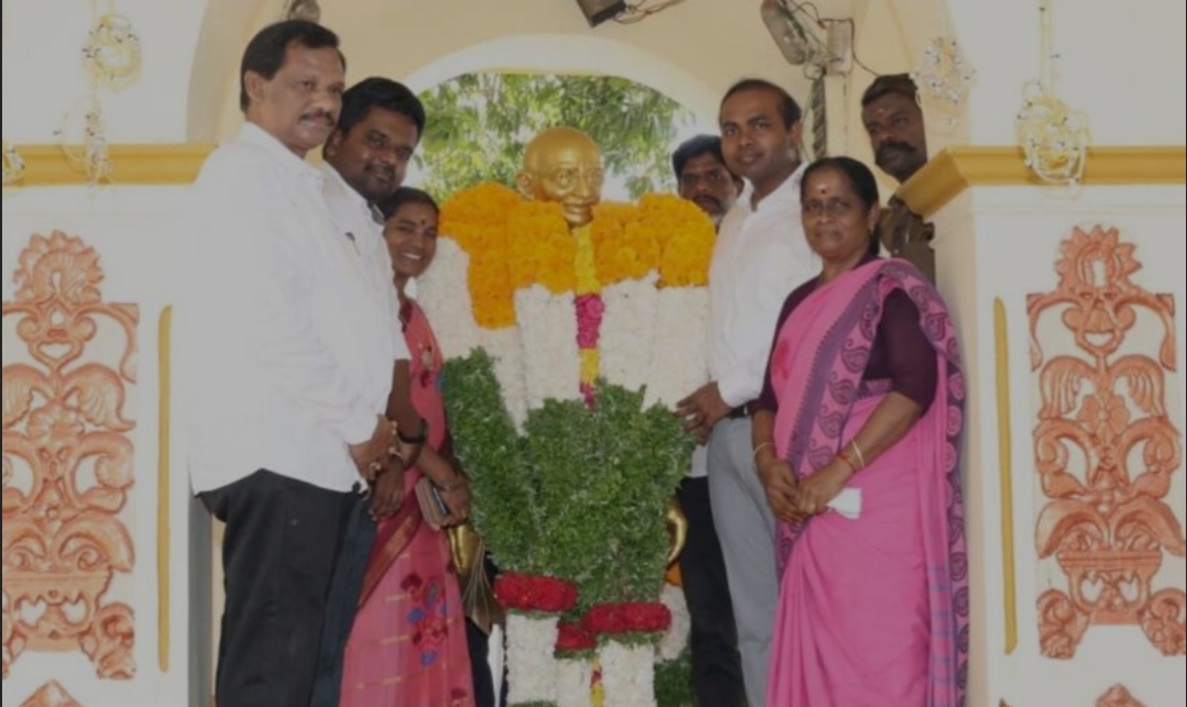 கடலூரில் காந்தி ஜெயந்தி: மகாத்மா காந்தி சிலைக்கு கலெக்டர் மாலை அணிவித்து மரியாதை.