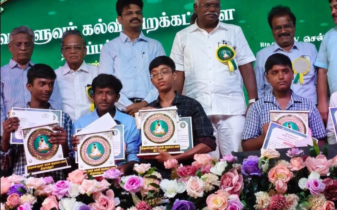 சிறந்த மதிப்பெண் பெற்ற அரசு பள்ளி மாணவர்களுக்கு பாராட்டு: திருவள்ளுவர் கல்வி அறக்கட்டளை சார்பில் பரிசுகள்.