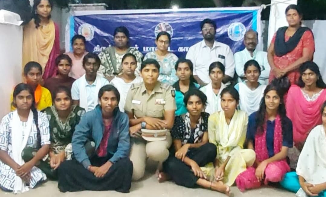 மாணவிகளின் பாதுகாப்புக்கு காவல்துறை விழிப்புணர்வு! போக்சோ சட்டம் முதல் சாலை விதிகள் வரை விளக்கம்.