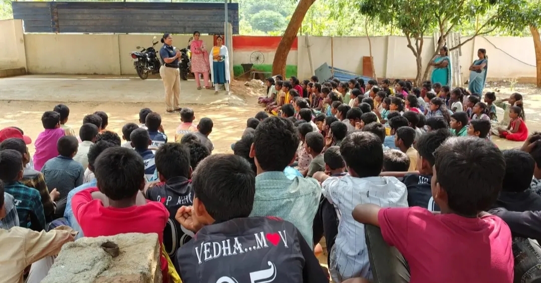 பெண்கள் பாதுகாப்பு குறித்து விழிப்புணர்வு! வாணியம்பாடியில் சிங்கப்பெண் சிறப்பு அதிரடிப்படை போலீசார் நடவடிக்கை.