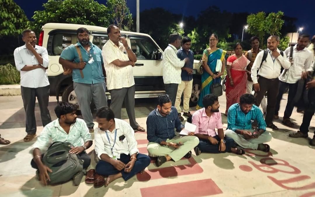 ஆட்சியர் அலுவலகத்திலேயே இருசக்கர வாகனங்கள் மாயம்? தர்ணாவில் இறங்கிய அரசு அதிகாரிகள்!