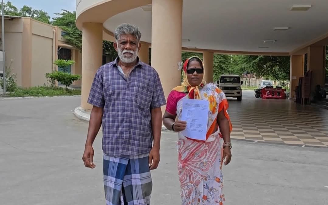 ஆதார் கைரேகை வைத்து ரூ.11,200 எடுக்கப்பட்டதாக புகார் – 100 நாள் வேலைத்திட்ட பெண் ஆட்சியரிடம் மனு.