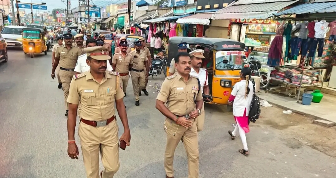 திருப்பத்தூர் நகரில் போலீசார் நடை ரோந்து! குற்றங்களைத் தடுக்க முக்கியப் பகுதிகளில் கண்காணிப்பு