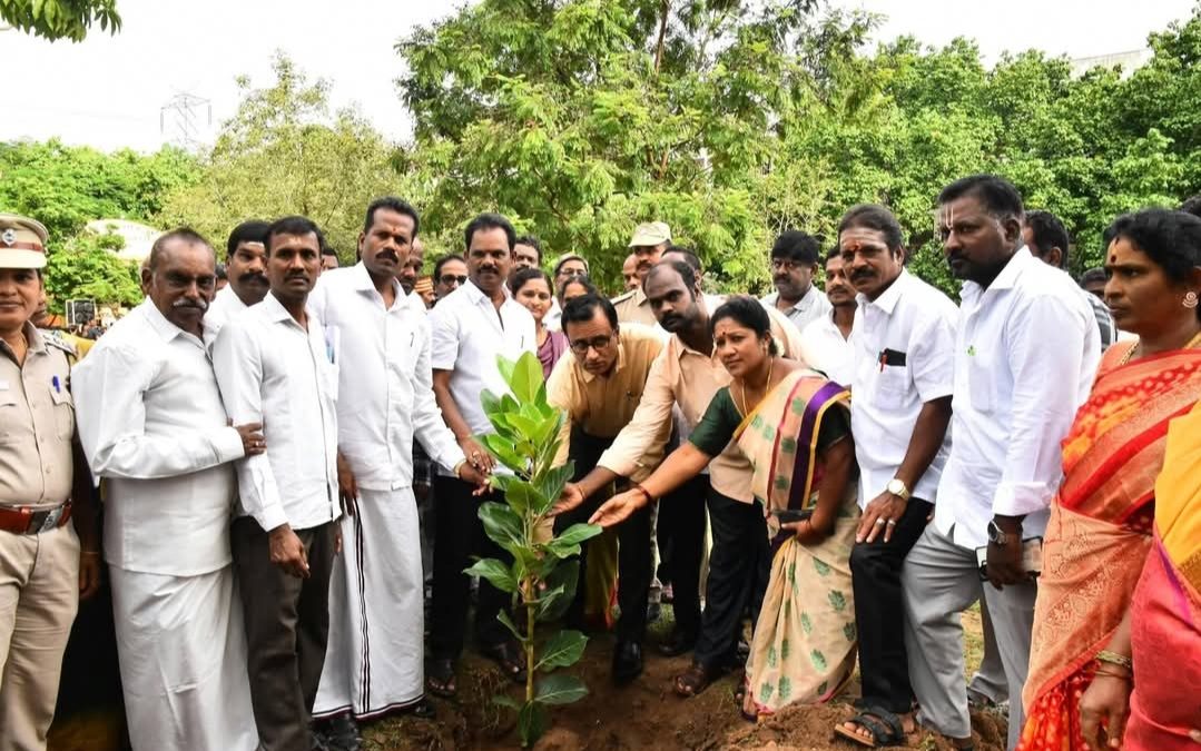 வாணியம்பாடி அருகே அரசு பள்ளியில் 1,000 மரக்கன்றுகள் நடும் விழா!