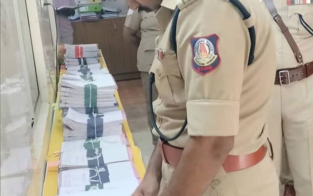 திருப்பத்தூர் துணைக் காவல் கண்காணிப்பாளர் அலுவலகத்தில் எஸ்.பி. அக்க்ஷய் அனில் வாகரே ஆய்வு! பொதுமக்களிடம் கனிவாக நடந்துகொள்ள போலீசாருக்கு அறிவுறுத்தல்.
