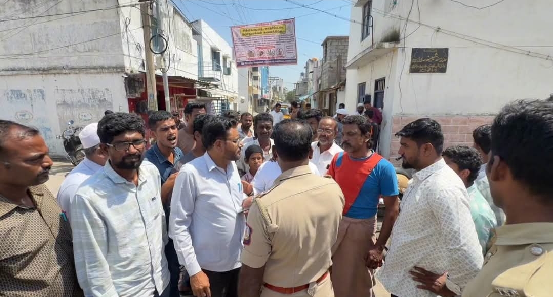 வாணியம்பாடியில் குடிநீர், தூய்மைப் பணிகள் பாதிப்பு! நகராட்சி நிர்வாகத்தைக் கண்டித்து பொதுமக்கள் ஆர்ப்பாட்டம்!