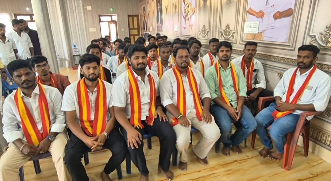 வாணியம்பாடியில் தவெகவில் இணைந்த 100 பேர்! கட்சித் துண்டு அணிவித்து வரவேற்ற மாவட்டச் செயலாளர்.