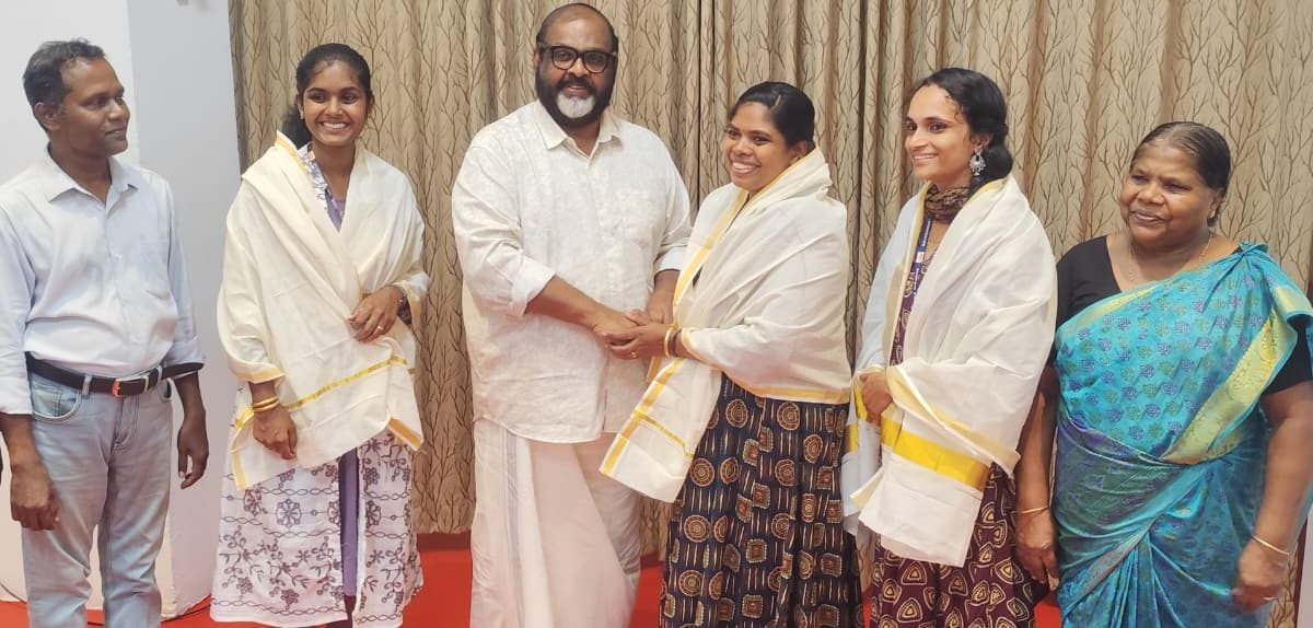 இலவசப் பேருந்துப் பயணத்தில் மிச்சமான பணத்தில் மாணவர்களுக்கு உணவு! மூன்று ஆசிரியைகளுக்கு அமைச்சரின் பாராட்டு.