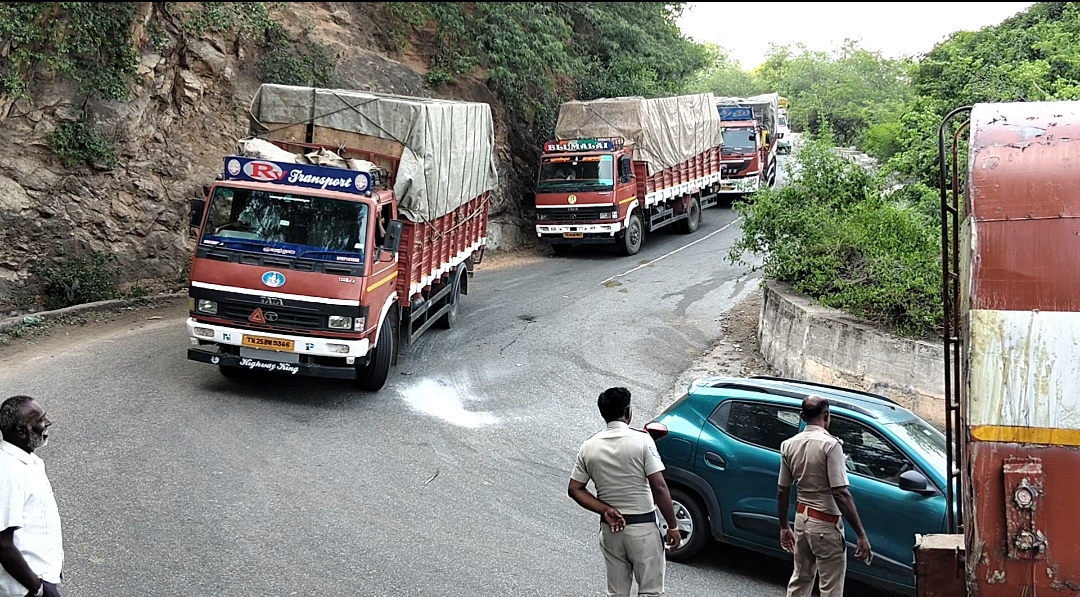 பேரணாம்பட்டு மலைப்பாதையில் தடுப்புச் சுவரில் மோதிய கெமிக்கல் லாரி! 3 மணி நேரம் போக்குவரத்து பாதிப்பு.