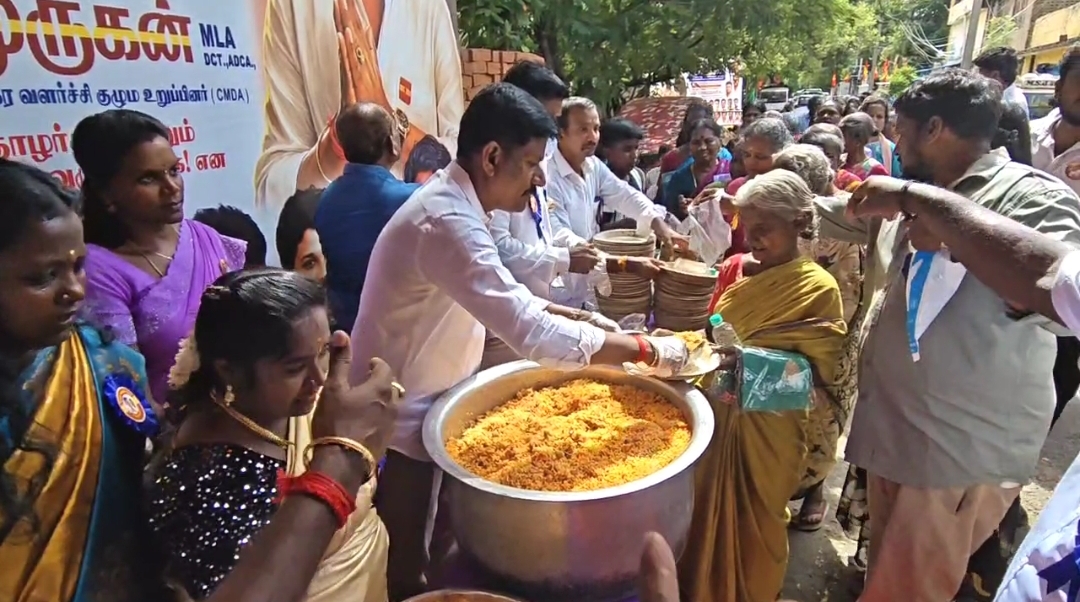 100 நாள் வேலைத் திட்டப் பணியாளர்களுடன் ஆயுத பூஜை கொண்டாடிய தவெக!