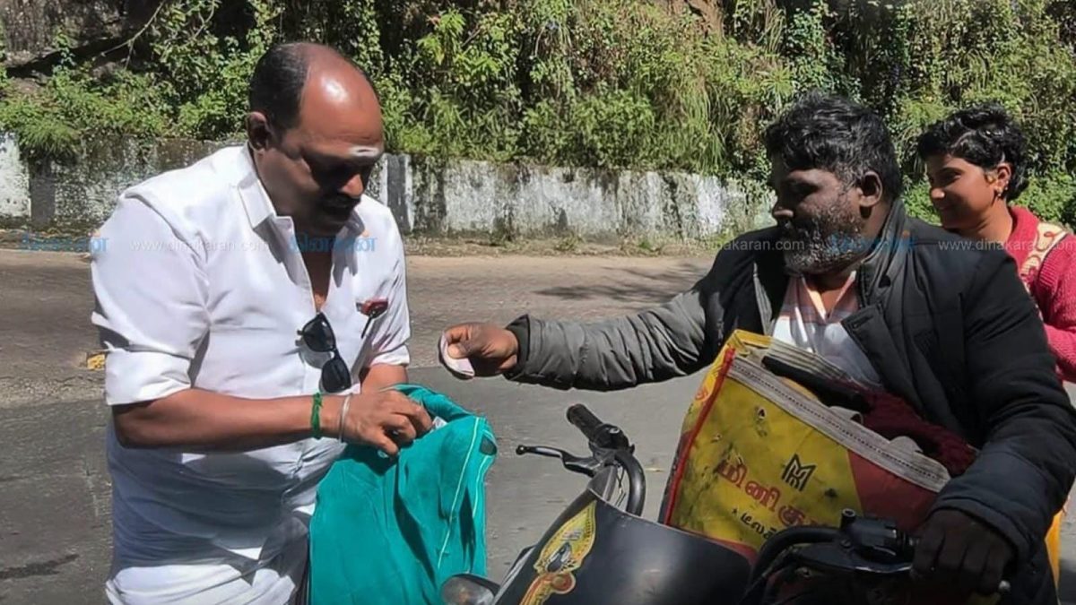 கொடைக்கானல் சாலைகளைச் சீரமைக்கக் கோரி பிச்சை எடுத்து நூதனப் போராட்டம்! ரூ.1,220 வசூலித்து சுங்கச்சாவடி ஊழியர்களிடம் ஒப்படைத்த சமூக ஆர்வலர்.