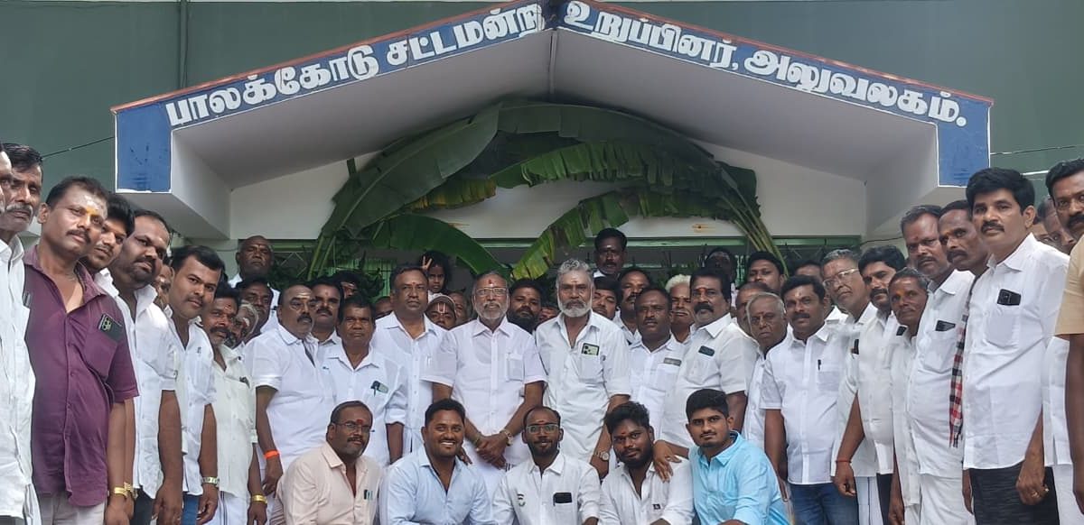 பாலக்கோடு அதிமுக அலுவலகத்தில் ஆயுத பூஜை விழா! முன்னாள் அமைச்சர் கே.பி. அன்பழகன் இனிப்புகள் வழங்கி வாழ்த்து.