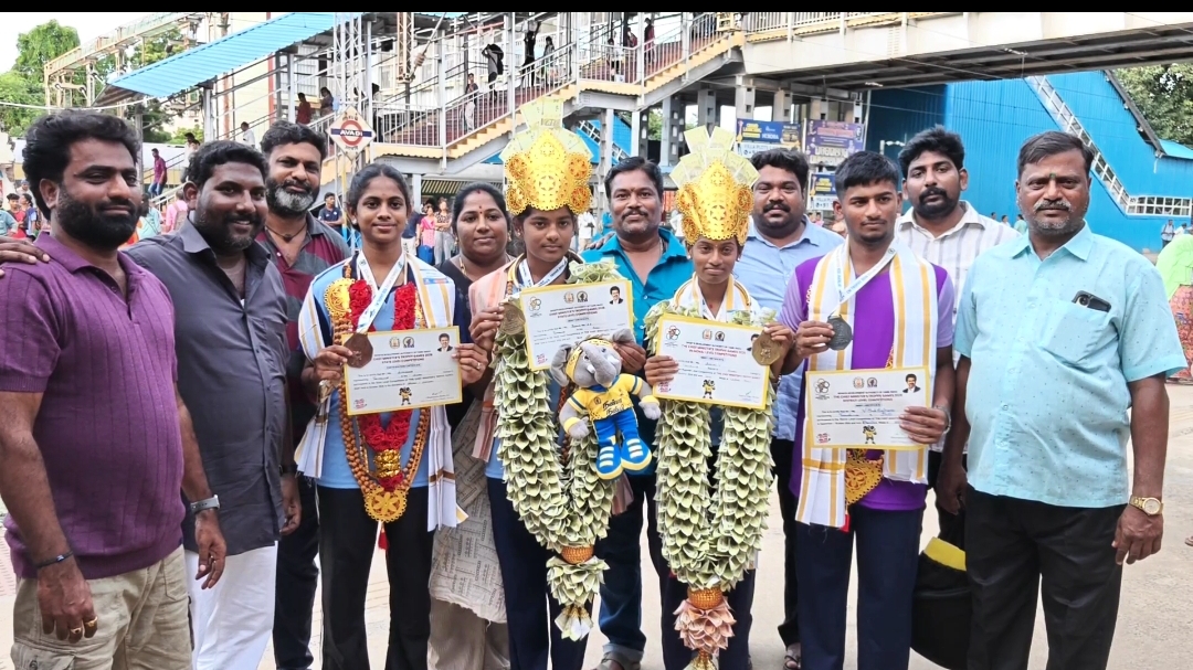 முதலமைச்சர் கோப்பை குத்துச்சண்டைப் போட்டியில் தங்கம் வென்ற ஆவடி மாணவி! ரயில் நிலையத்தில் உற்சாக வரவேற்பு.
