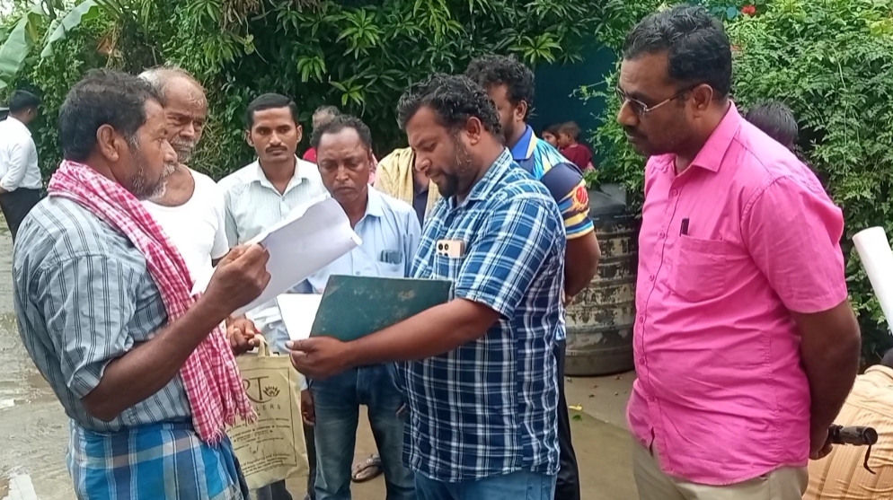 37 ஆண்டுகால சட்டப் போராட்டத்துக்குப் பின் நிலம் அளவீடு! உத்திரமேரூரில் பலத்த போலீஸ் பாதுகாப்புடன் பணி – அதிகாரிகளுடன் ஆக்கிரமிப்பாளர்கள் வாக்குவாதம்!