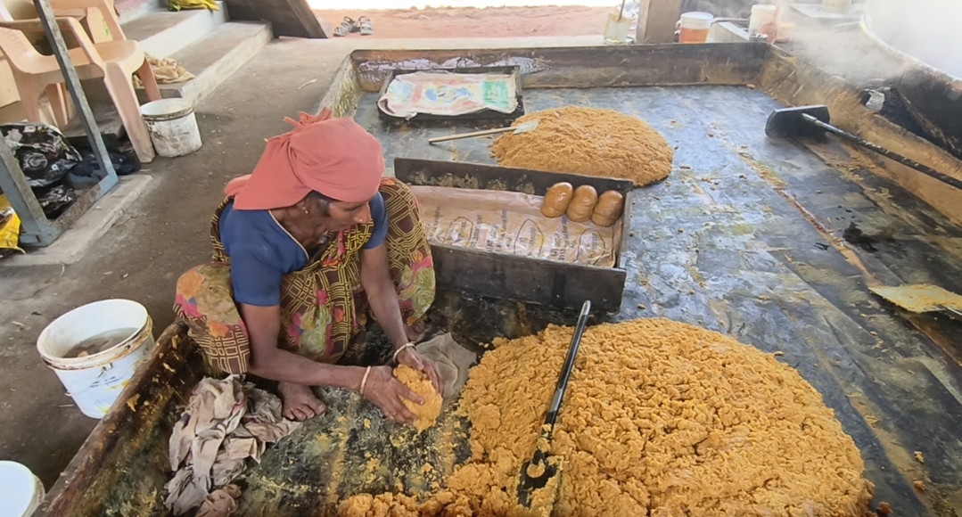 தீபாவளி எதிரொலி: பாலக்கோட்டில் உருண்டை வெல்லம் தயாரிப்பு தீவிரம்!