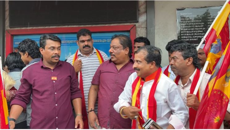 தமிழக இடைத்தேர்தல் வெற்றி எதிரொலி: கேரளாவிலும் இனிப்புகள் வழங்கி தவெகவினர் கொண்டாட்டம்!