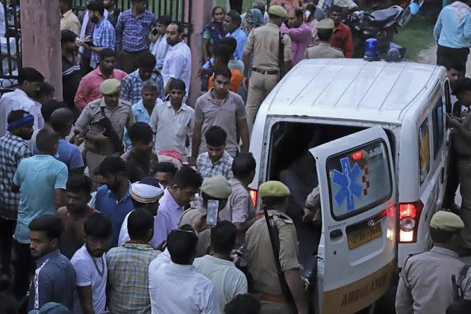 கொல்கத்தா துர்கா பூஜை விழாவில் பயங்கர நெரிசல்! 17 பேர் உயிரிழப்பு; 25 பேர் காயம்.