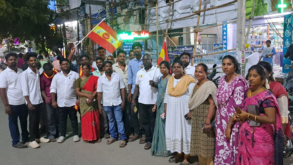 தாராபுரம், மதுராந்தகம் வெற்றி எதிரொலி! அருப்புக்கோட்டையில் தவெகவினர் இனிப்பு வழங்கி கொண்டாட்டம்.