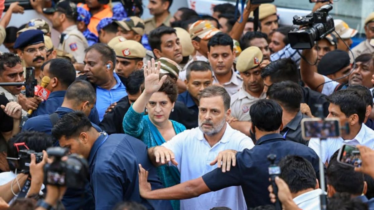 டெல்லியில் 6 மெட்ரோ ரயில் நிலையங்கள் மூடல்! வாக்காளர் பட்டியல் சர்ச்சையால் உச்ச நீதிமன்றம் நோக்கி எதிர்க்கட்சிகள் பேரணி.